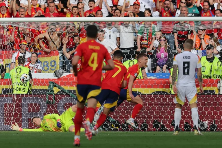 إسبانيا تطيح بألمانيا المستضيفة وتخرجها من اليورو