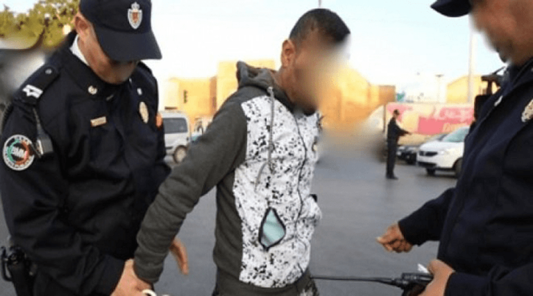 طنجة.. فيديو يطيح بشخص عنف ضحاياه بالشارع العام