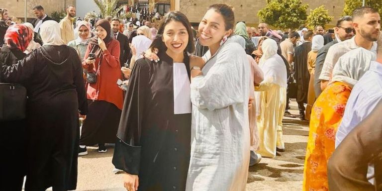 الفنانة أسماء لمنور تحتفل بولوج شقيقتها لمهنة المحاماة