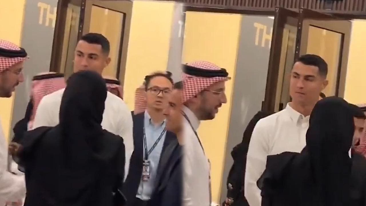 رونالدو يثير ضجة بسبب تصرفه مع فتاة سعودية (فيديو)