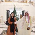 شابة أمريكية مُسلمة تحتفي بمشاركتها في مراسم غسل الكعبة المشرفة (صور)‎