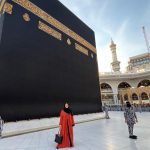 شابة أمريكية مُسلمة تحتفي بمشاركتها في مراسم غسل الكعبة المشرفة (صور)‎