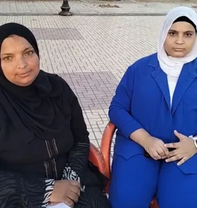 الطالبة على يمين الصورة ووالدتها