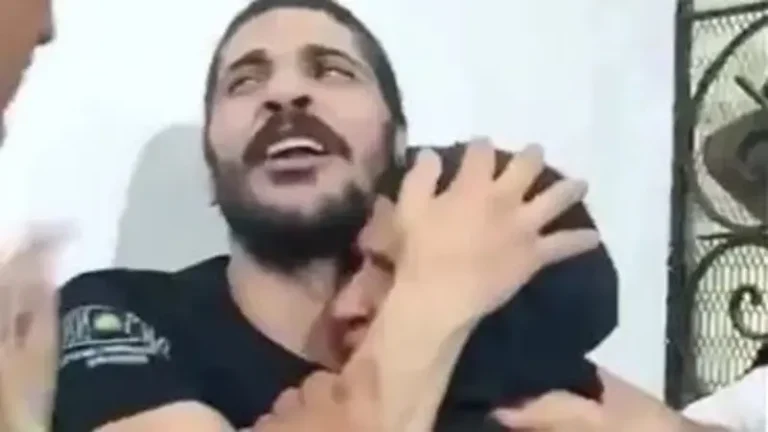 أم تحتضن قاتل نجلها في المحكمة