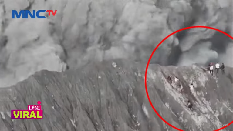 فيديو صادم.. هذا ما حدث للمشاهدين على فوهة بركان عندما ثار فجأة