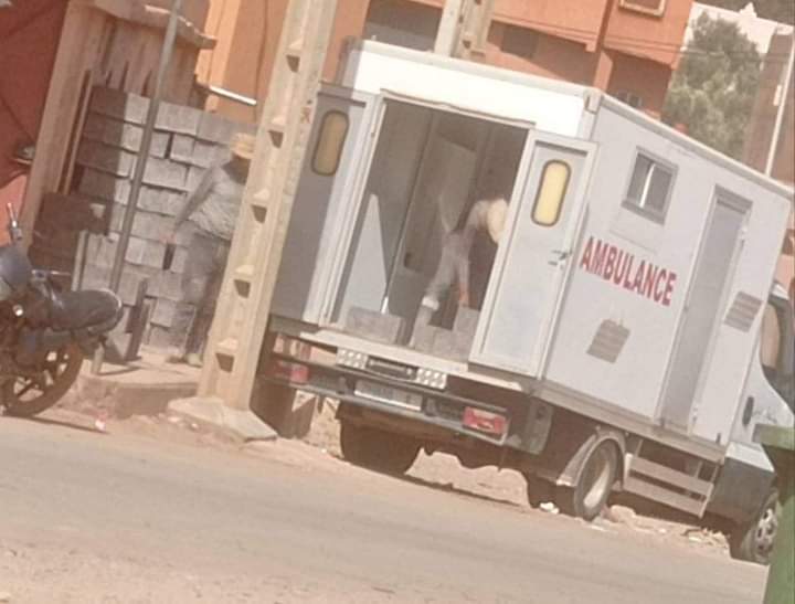 أزيلال.. استغلال سيارة إسعاف لنقل مواد البناء والنفايات يغضب النشطاء