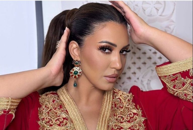 الفنانة أسماء المنور تتميز بالقفطان المغربي في حفلها الأخير