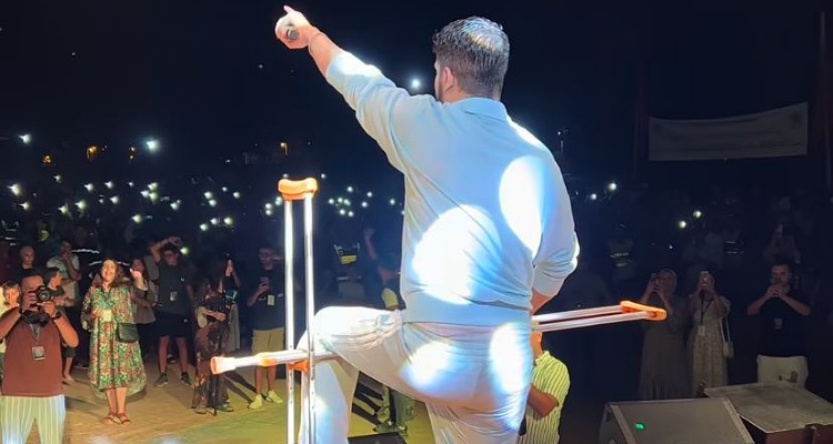 رغم الإصابة.. الرابور الحر يحيي حفلا جماهيريا بمهرجان اشماعلة