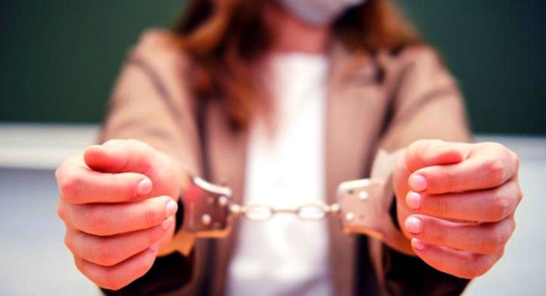 مراكش : الأمن يوقف فتاة تروج مادة " السيليسيون " وسط الشباب