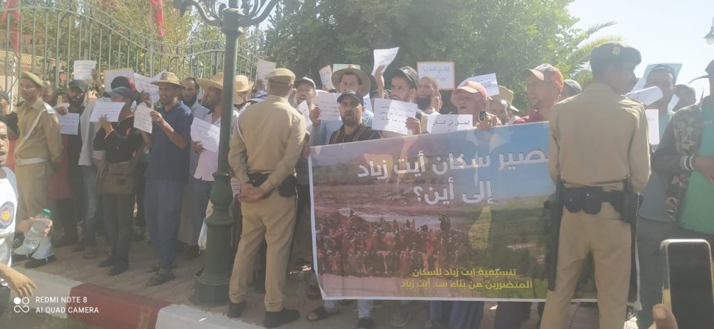 ساكنة جماعة "تيديلي" بالحوز يحتجون امام مقر العمالة