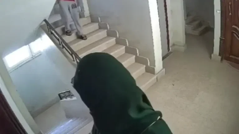 اقتحم منزلها وطـعنـ.ها.. الجاني في قبضة الأمن (فيديو)