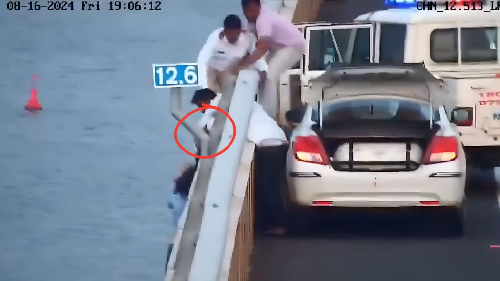 تصرف مفاجئ من سائق تاكسي ينقذ امرأة من مـ.ـوت محقق! (فيديو)