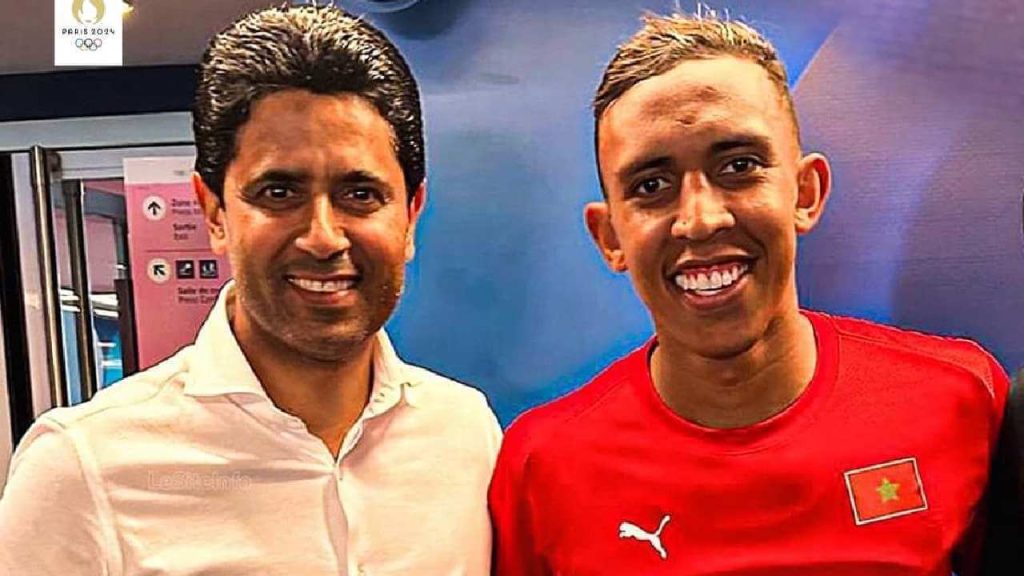 صورة تجمع اللاعب سفيان رحيمي برئيس الـ"بي إس جي" ناصر الخليفي