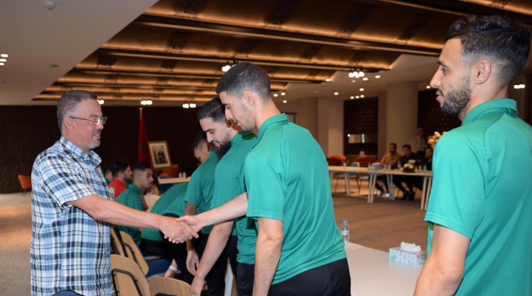 لقجع يستقبل لاعبي وأعضاء المنتخب الوطني لكرة القدم داخل القاعة