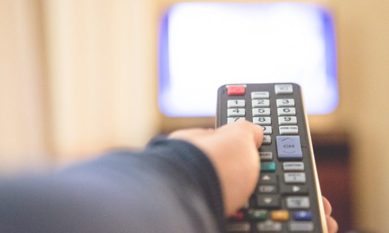 في زمن الأزمات...يُعاب على إعلامنا العمومي التفرغ للمسلسلات والتفاهات