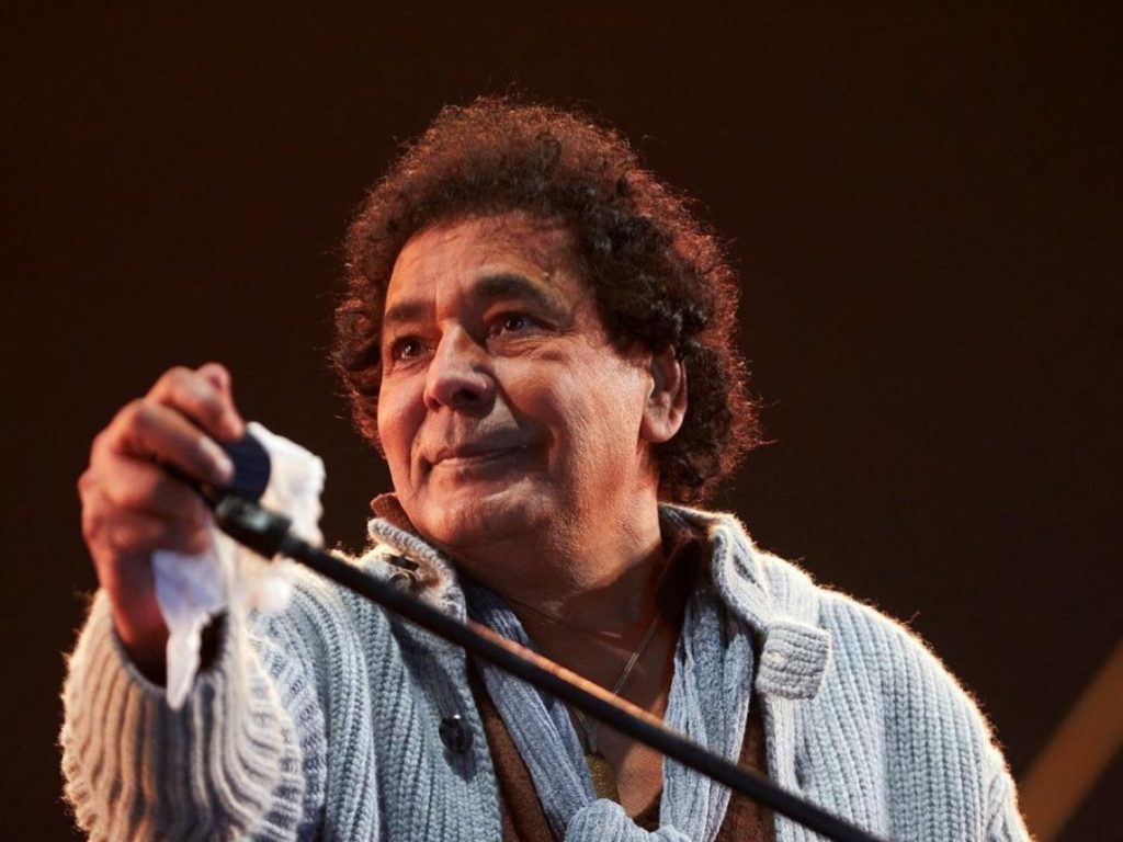 أزمة صحية تدفع الفنان المصري محمد منير للسفر لتلقي العلاج بفرنسا