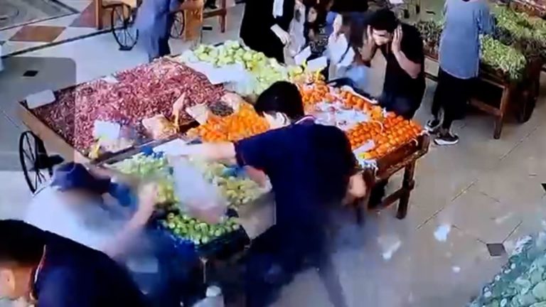 مشاهد مرعبة.. لحظة تفجير أجهزة "البيجر" بلبنان (فيديو)