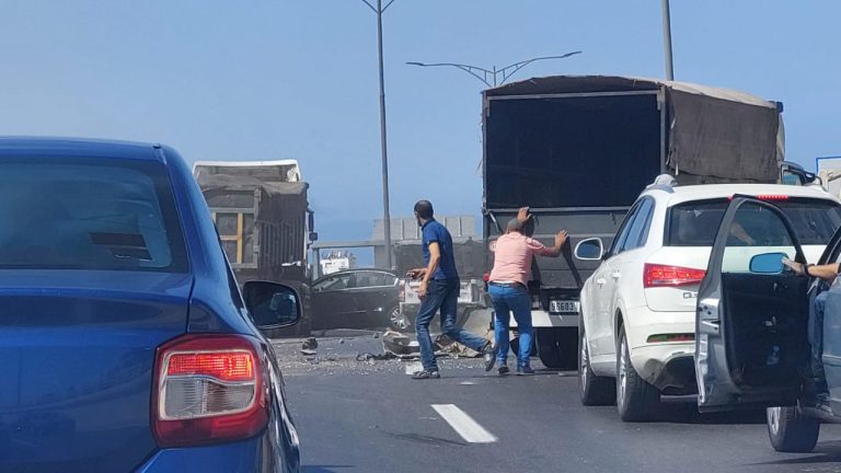 حادث سير خطير بـالرباط .. "رموك" يصطدم بسيارات في الطريق السيار + صور
