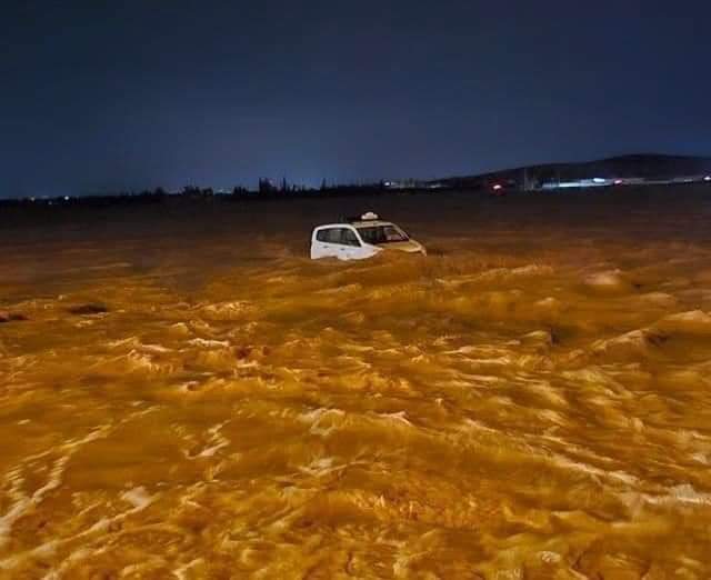 السيول تغرق سيارات على مستوى مطار وجدة انجاد