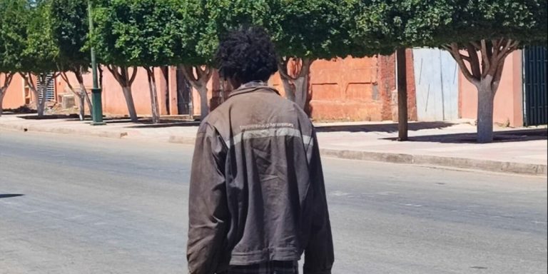 مختل عقلي يهاجم سيدة في الناظور والمارة يتدخلون لإنقاذها