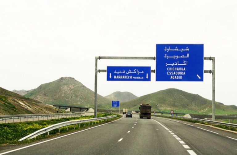 اكادير : مواطن أفريقي "مختل" يرشق السيارات بــ " الاطوروت "( صورة )