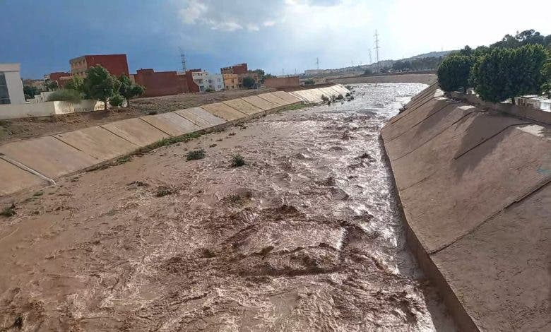 وجدة.. الأمطار الرعدية القوية تغرق بعض الأحياء 1 وجدة.. الأمطار الرعدية القوية تغرق بعض الأحياء