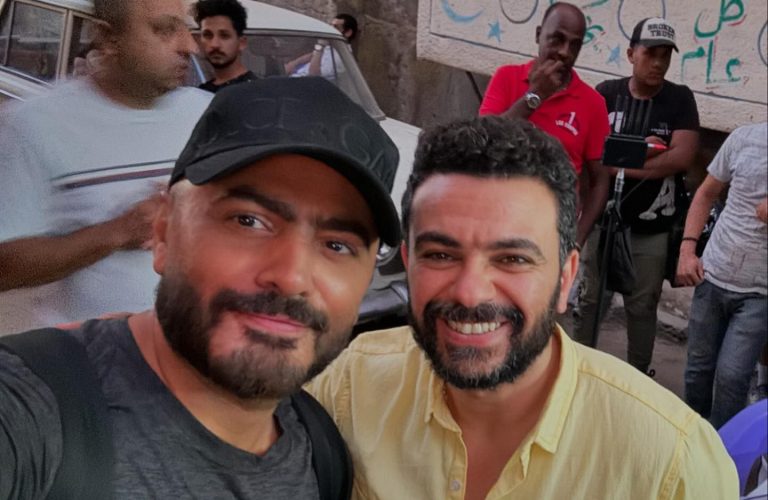 من داخل المسجد.. نجم مصري يودع الأضواء للهجرة والعمل بغسل الصحون!