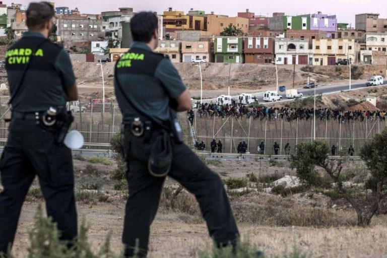 الحرس الإسباني يتدخل بقوة و يستعمل الغاز المسيل للدموع لردع المتسللين لسبتة