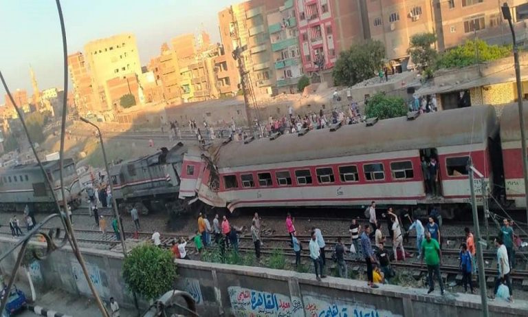 قتلى وجرحى في تصادم قطارين بمصر (فيديو)