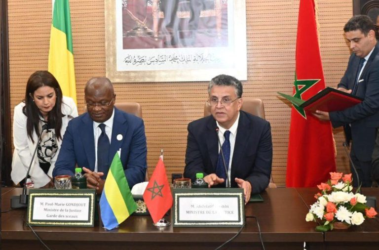 وهبي يستقبل نظيره الغابوني.. والأخير:"المغرب نموذج يحتذى به في مجال الإصلاحات القضائية"