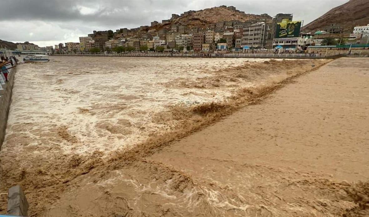 طفل يخطف الأضواء في صراعه مع السيول (فيديو)