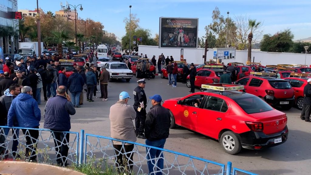 مواطنون يستنكرون الممارسات التعسفية لأصحاب "الطاكسيات" بفاس ويطالبون السلطات بالتدخل