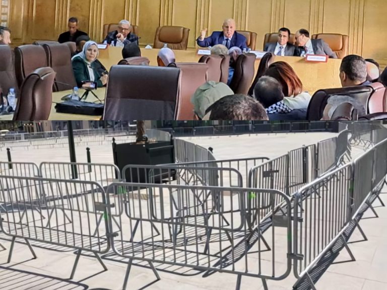 وجدة .. المصادقة على اقتناء حواجز حديدية ب 120 مليون سنتيم وعضو من المعارضة يصفها ب"العبث"+ (صورة)