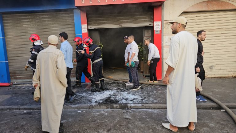 البيضاء.. عطب كهربائي يتسبب في حريق مهول بأشهر "سناك" بمنطقة بيلفيدير (فيديو + صور)