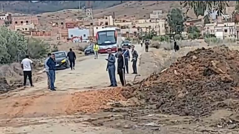 إفران.. إنهيار مقطع طرقي بسبب الأمطار يكشف عورة "طريق جهوية"