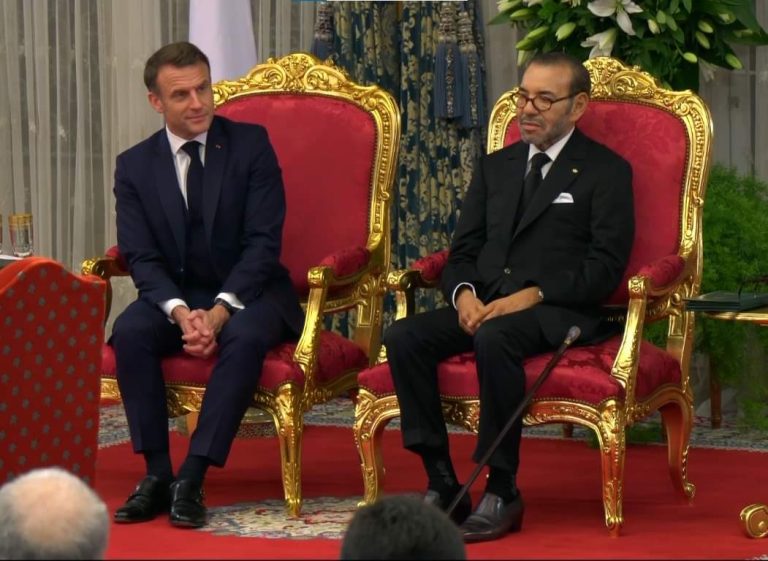صحيفة "لوموند" الفرنسية: التقارب بين فرنسا والمغرب يثير غضب الجزائر