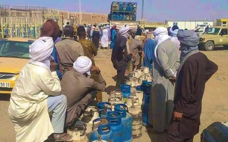 طرقات محطمة طوابير مازوط وكهرباء مقطوعة.. سكان تمنراست ينتفضون ضد النظام الجزائري