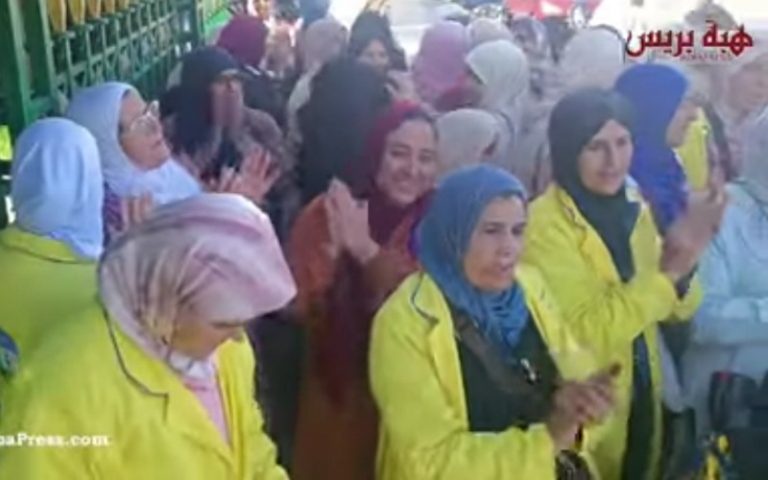 تطوان.. عاملات بشركة للنسيج تنظمن وقفة احتجاجية وتصرحن: "طردونا ومالقينا ما نوكلو ولادنا" فيديو