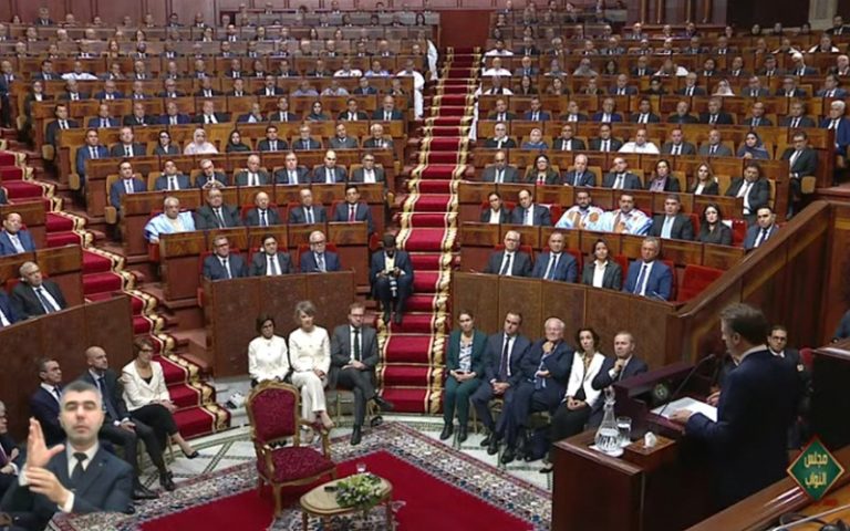 ب"الملحفة" و"الدراعية الصحراوية".. برلمانيو الأقاليم الجنوبية يحضرون لجلسة خطاب ماكرون بالبرلمان