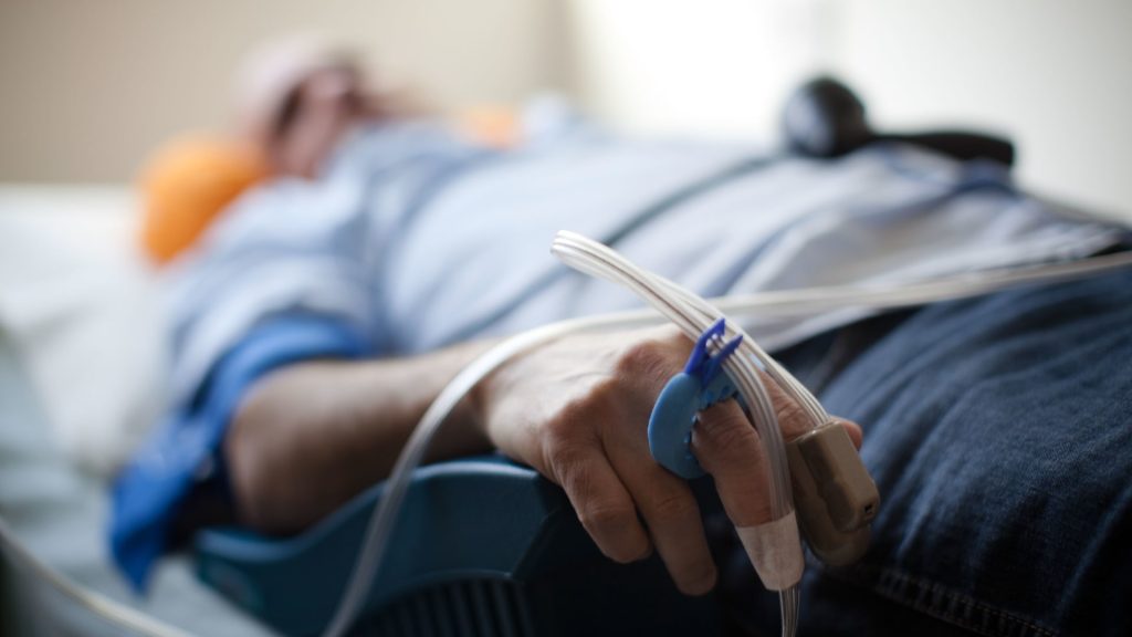 مراكش: إصابة طبيب بـ "قنينة" على الرأس يعجل بدخوله العناية المركزة