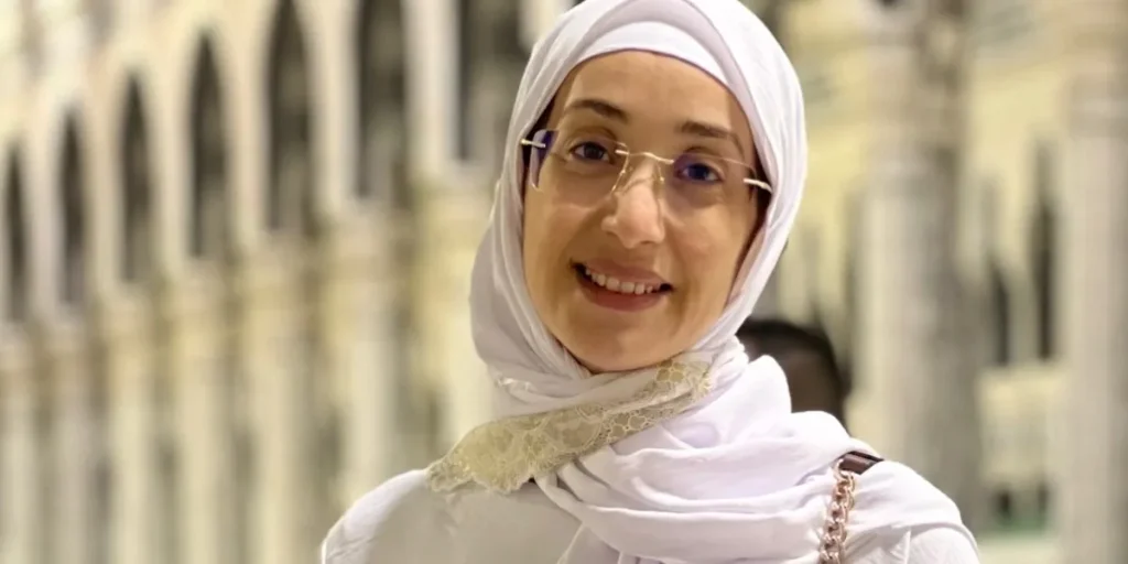 الفنانة هدى صدقي تؤدي مناسك العمرة وتعلق: "الله لا يحرم شي مسلم من هاذ المقام"