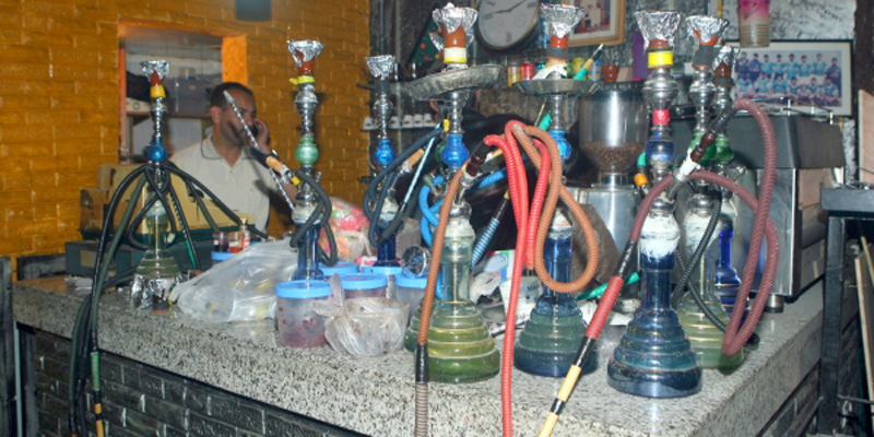 السلطات المحلية تقود حملة ضد مقاهي الشيشة في أكادير