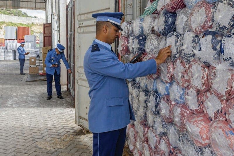 الجمارك تشن حملة على محلات الملابس المقلدة بأكادير