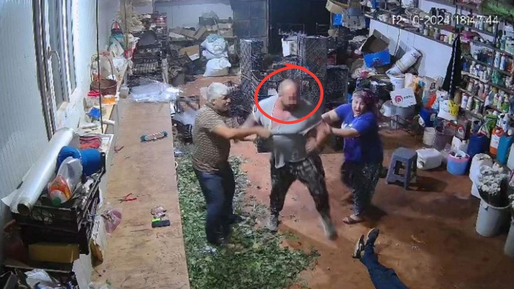 صورة تتسبب في مأساة.. بائع زهور يلقى مصرعه بلكمة قاتلة (فيديو)
