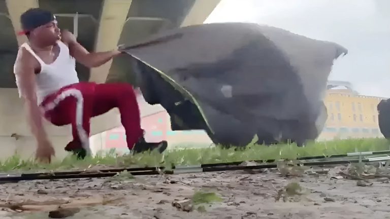 في خطوة جريئة.. "مؤثر" يواجه إعصار ميلتون من أجل الشهرة (فيديو)