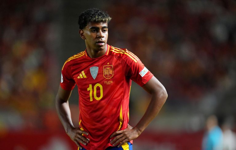 لامين يامال بقميص منتخب إسبانيا