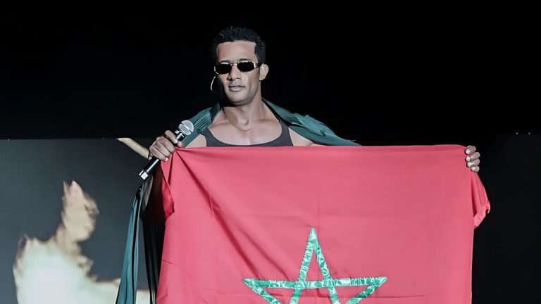 محمد رمضان يحمل العلم المغربي - تعبيرية