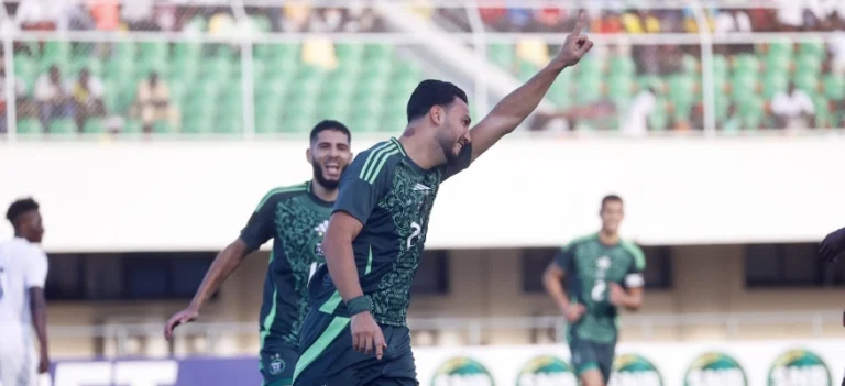 احتفال رامي بن سبعيني مدافع منتخب الجزائر بهدفه في شباك توغو