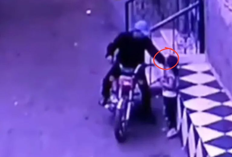 مشهد "سرقة جريئة" في وضح النهار يُشعل مواقع التواصل (فيديو)