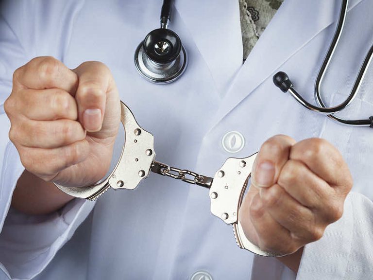 بني ملال.. توقيف طبيب وممرض وحارسي أمن خاص للاشتباه في قضية رشوة وابتزاز